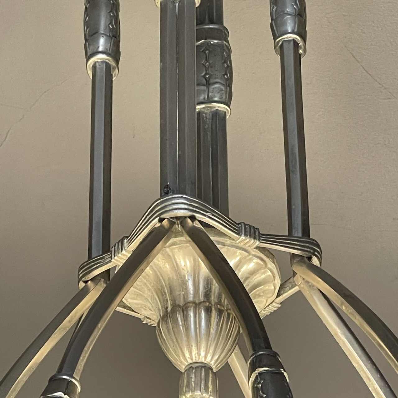 GRANDE LAMPE ART DÉCO ANNÉES 1930, BRONZE NICKELÉ ET VERRE OPALIN